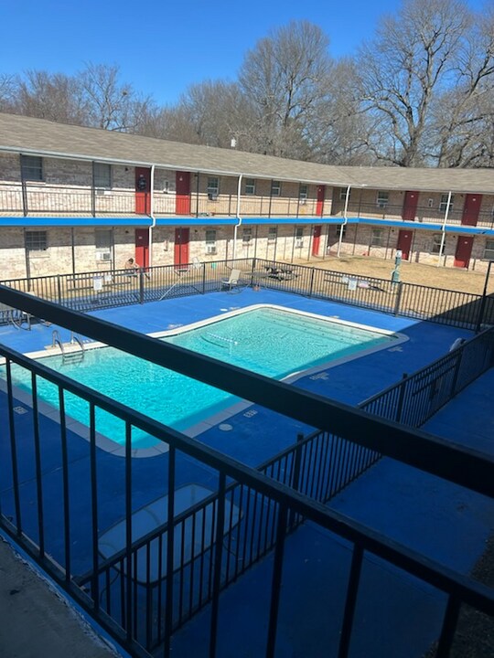 3215 Clarksville St in Paris, TX - Building Photo