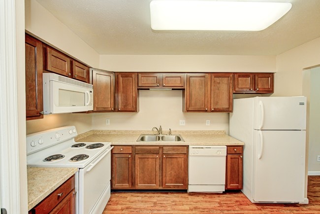 Castleton Manor Apartments in Indianapolis, IN - Foto de edificio - Building Photo