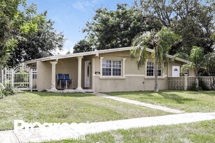 840 NW 202nd St in Miami, FL - Building Photo