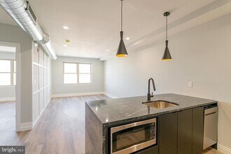 526 Brown St in Philadelphia, PA - Building Photo - Building Photo