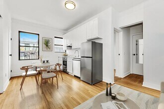 76 Carmine St in New York, NY - Building Photo - Building Photo