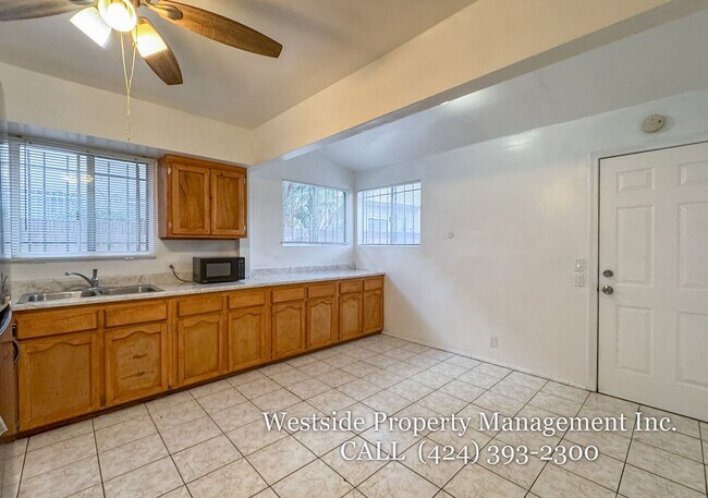 906 Edgewood St in Inglewood, CA - Building Photo - Building Photo
