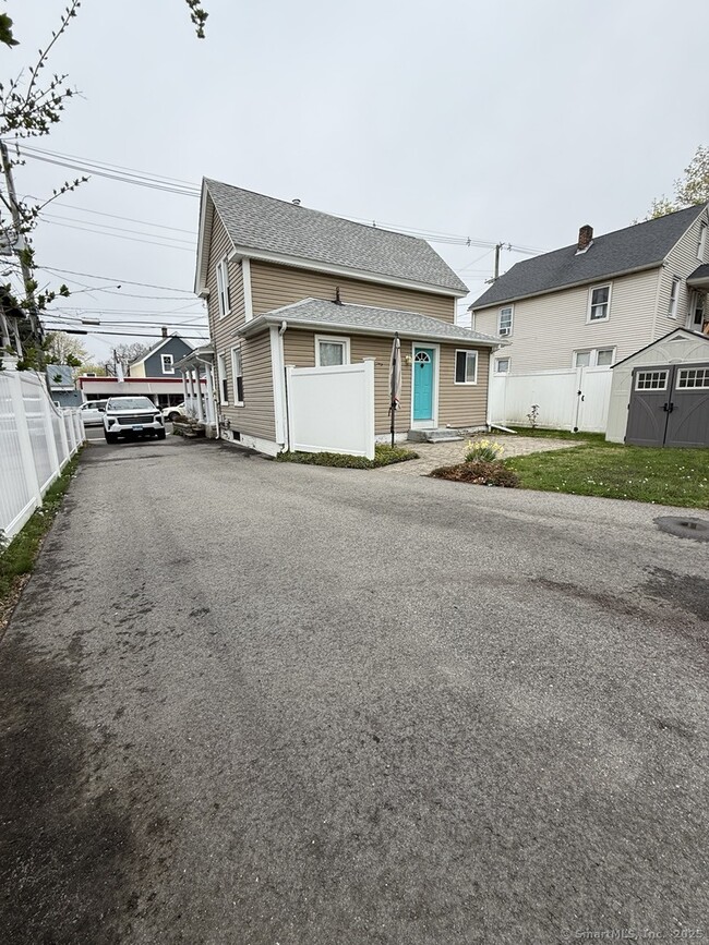 129 Poquonnock Rd in Groton, CT - Foto de edificio - Building Photo