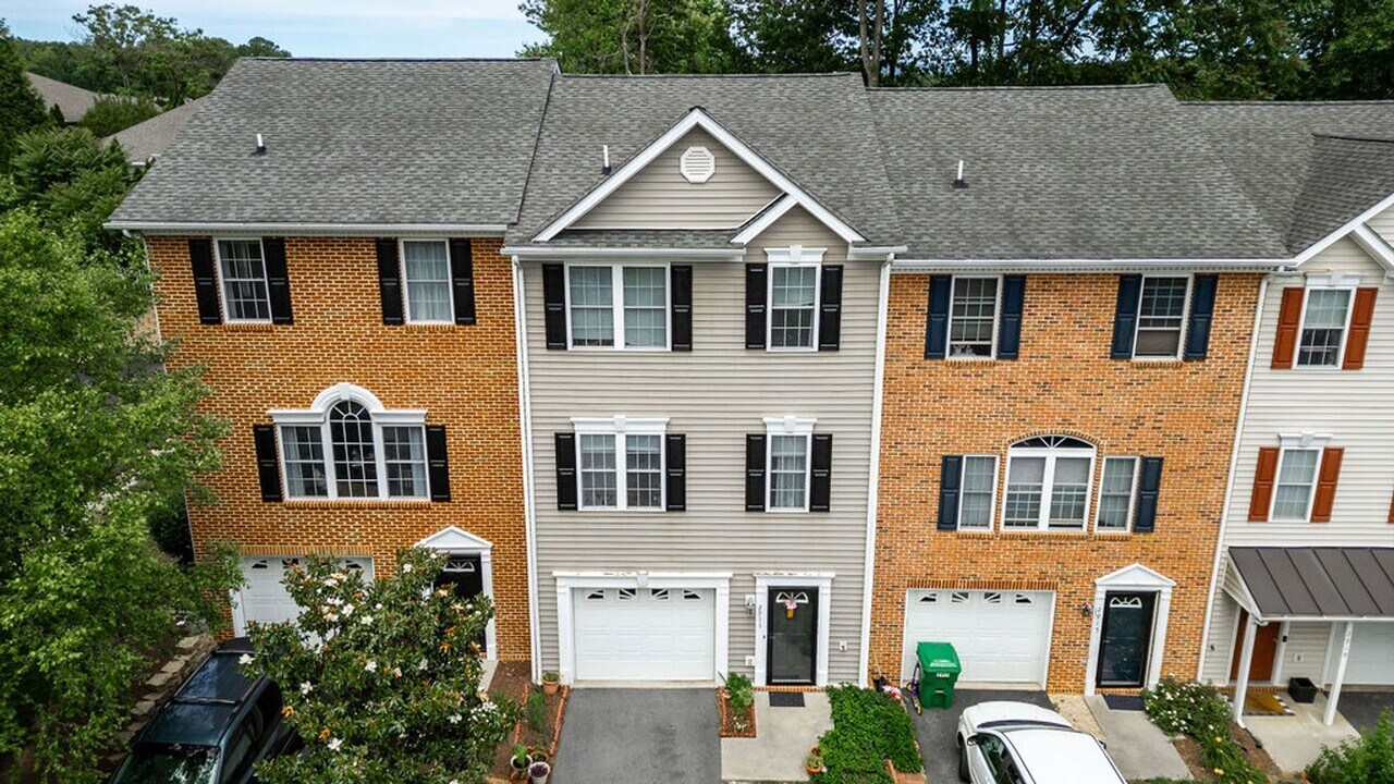 2911 Diamond Spring Ln in Rockingham, VA - Building Photo