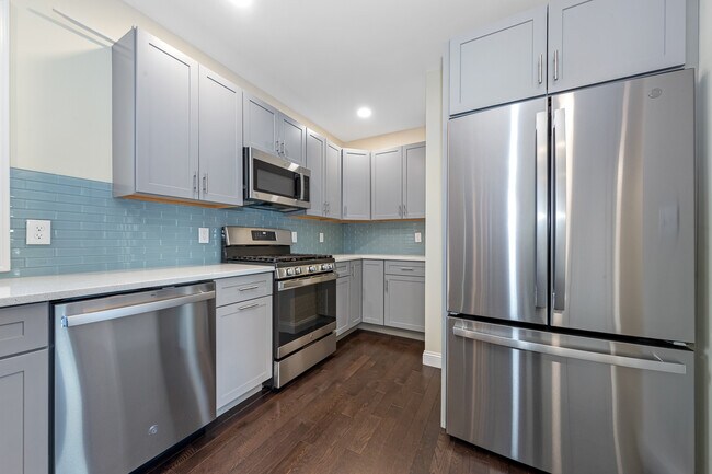 64 Bradbury Ave, Unit 2 in Medford, MA - Foto de edificio - Building Photo