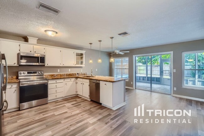 7841 Shadow Run Dr in Largo, FL - Foto de edificio - Building Photo