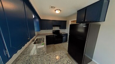 324 NW Compass Dr in Lawton, OK - Foto de edificio - Building Photo