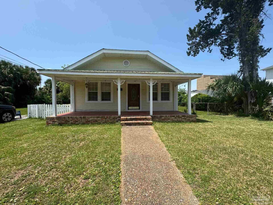 320 W Zarragossa St in Pensacola, FL - Building Photo