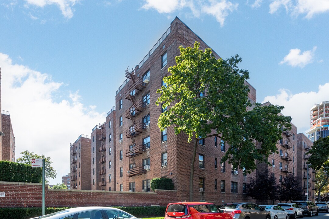 9841 Queens Blvd in Rego Park, NY - Building Photo