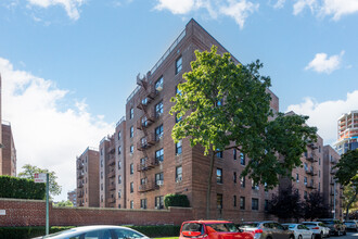 9841 Queens Blvd in Rego Park, NY - Building Photo - Primary Photo