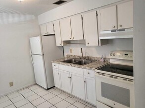 327 Silver Beach Rd-Unit -1 in Lake Park, FL - Building Photo - Building Photo