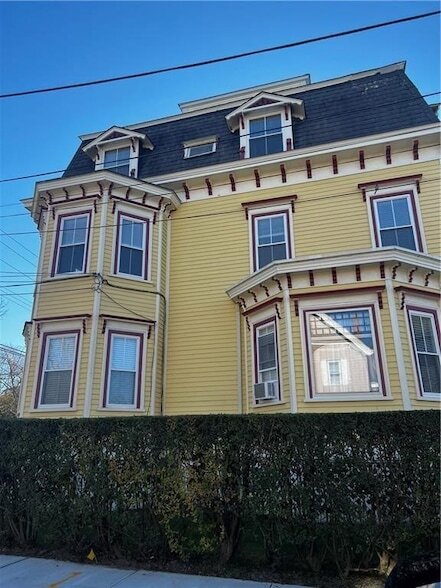 51 Annandale Rd in Newport, RI - Building Photo