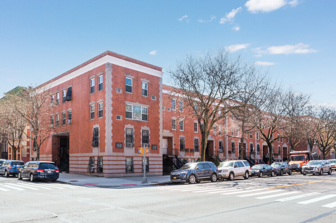 St. Charles Condominium in New York, NY - Building Photo