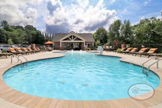 Universal at Lakewood in Hendersonville, NC - Foto de edificio - Building Photo