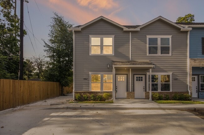 5262 Ella Blvd in Houston, TX - Building Photo - Building Photo