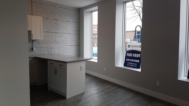 117 Christina St N in Sarnia, ON - Building Photo - Building Photo