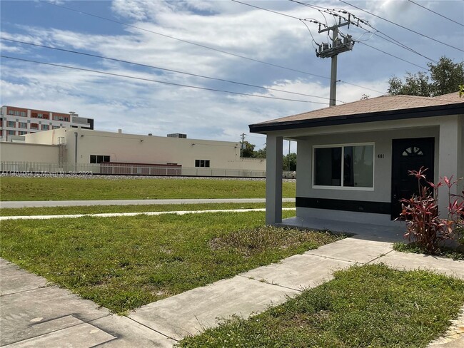 401 NW 3rd Terrace-Unit -2 in Dania Beach, FL - Building Photo - Building Photo