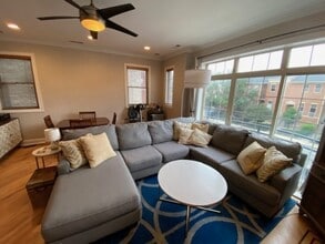2625 W Belmont Ave, Unit 2 in Chicago, IL - Foto de edificio - Building Photo