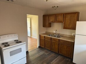 381-385 S Yearling Rd in Whitehall, OH - Foto de edificio - Building Photo