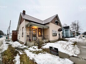 1358 Pierce Ave in Marinette, WI - Building Photo