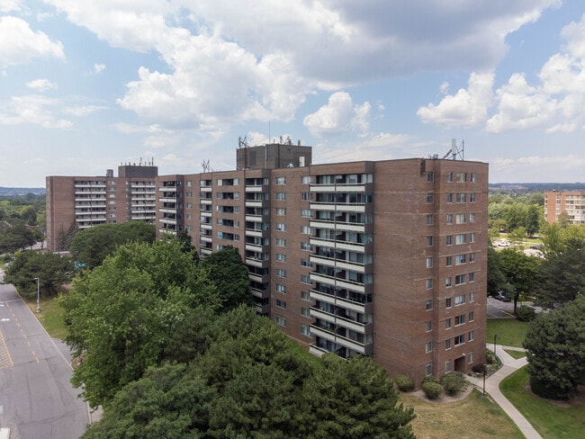 Richmond Hill Apartments in Richmond Hill, ON - Building Photo - Building Photo