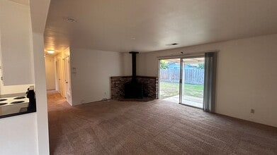 2004 Robbie Ave in Modesto, CA - Foto de edificio - Building Photo