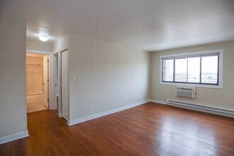 5900 N Winthrop Ave, Unit #211 in Chicago, IL - Building Photo - Building Photo