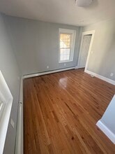 3 Oak St, Unit #2 in Uxbridge, MA - Foto de edificio - Building Photo