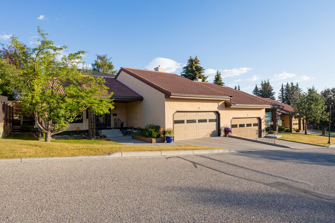 507 Strathcona Mews SW in Calgary, AB - Building Photo