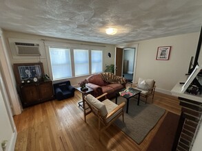 1145 Boylston St, Unit 4 in Newton, MA - Foto de edificio - Building Photo