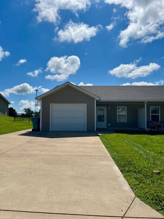66 Patriot Dr in Sullivan, MO - Building Photo