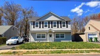 39 Caldwell Rd in Edison, NJ - Building Photo