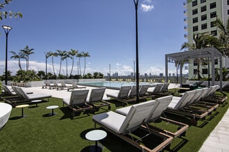 Bread Building in Hollywood, FL - Foto de edificio - Building Photo