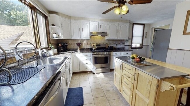 56 Sheridan Ave, Unit #1 in Medford, MA - Foto de edificio - Building Photo