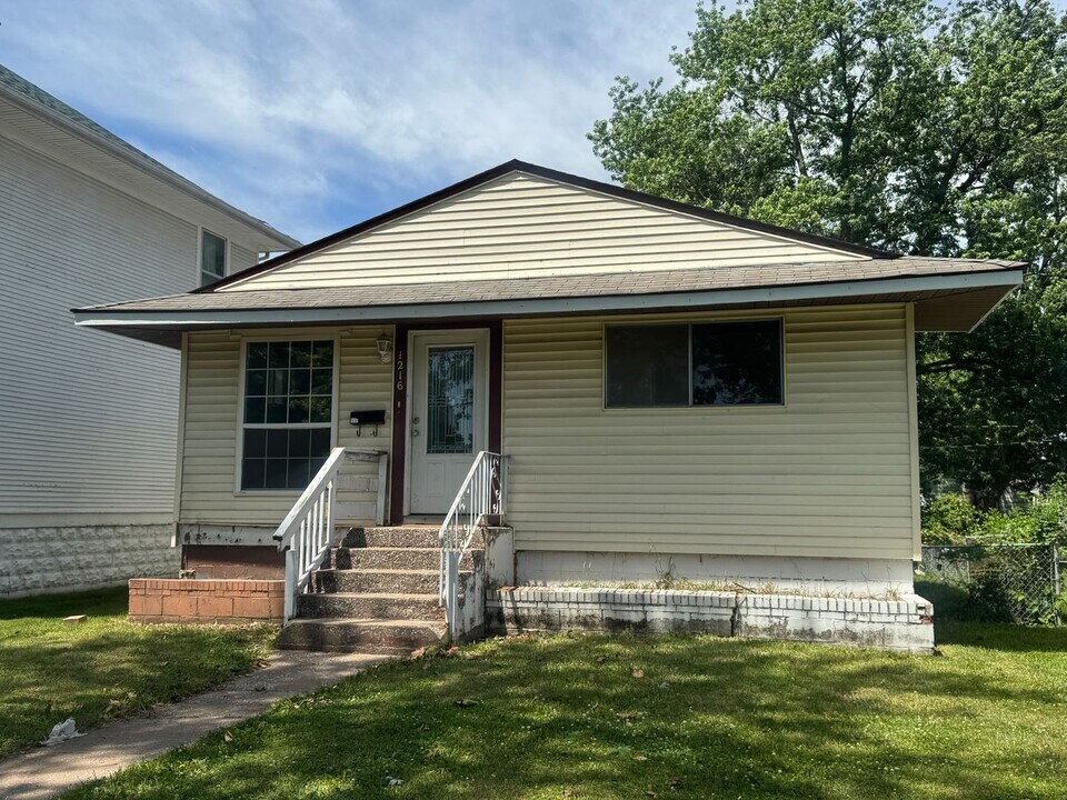 1216 9th St in Rock Island, IL - Building Photo