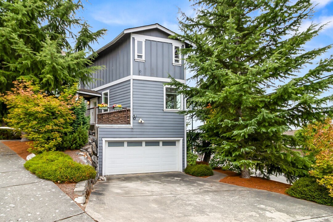 825 Hawthorne St in Everett, WA - Building Photo