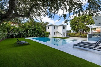 4340 Pine Tree Dr in Miami Beach, FL - Building Photo - Building Photo