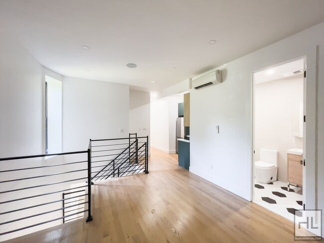 PUTNAM AVENUE / Spacious 2-Bed Duplex