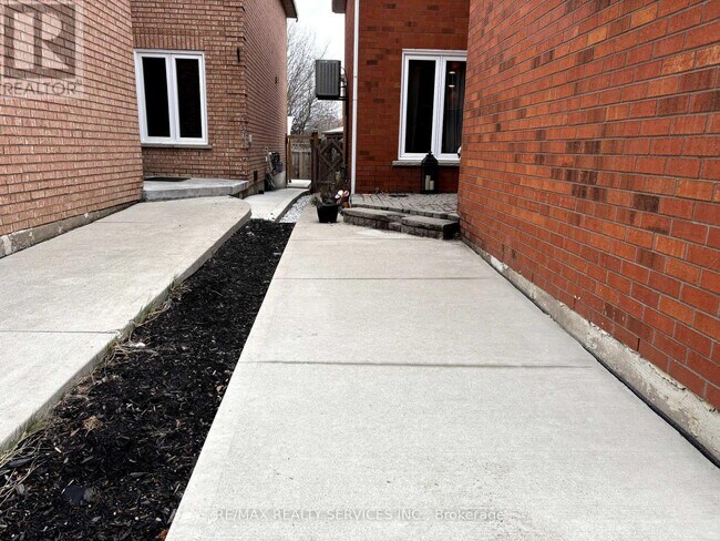 46 Leatherhead Ct in Brampton, ON - Building Photo - Building Photo