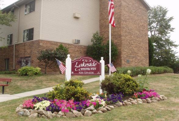 Lakeside Commons in Menasha, WI - Building Photo