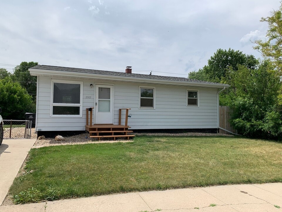 2303 Walnut Dr in Rapid City, SD - Building Photo