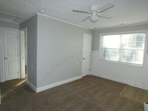 10620 N Locust Ct in Kansas City, MO - Building Photo - Building Photo