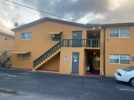 1702 McKinley St in Hollywood, FL - Building Photo