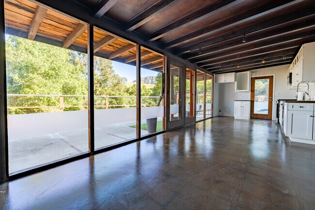 6900 Grenoble St in Tujunga, CA - Building Photo - Building Photo