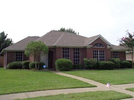 7510 Colfax Dr in Rowlett, TX - Building Photo
