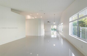 4295 Greenbriar Ln in Weston, FL - Building Photo - Building Photo