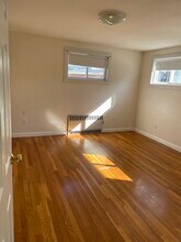 148 Crescent St, Unit B in Waltham, MA - Building Photo - Building Photo