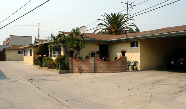 15425 Mansel Ave in Lawndale, CA - Building Photo - Building Photo