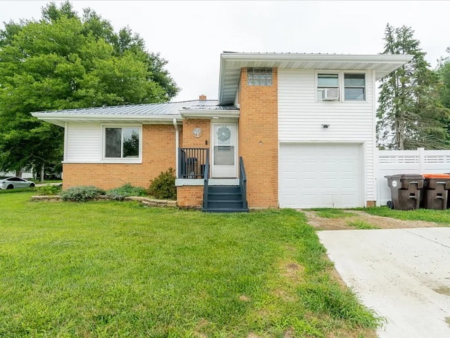 310 W Prairie St in Heyworth, IL - Building Photo - Building Photo