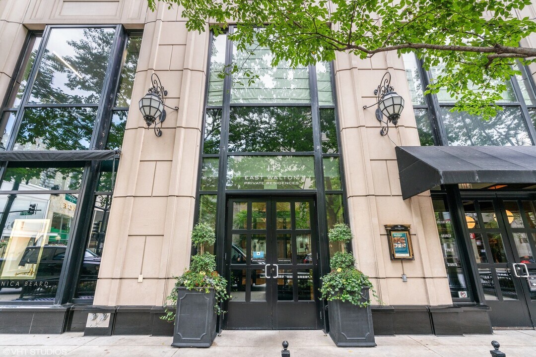 11 E Walton St in Chicago, IL - Building Photo